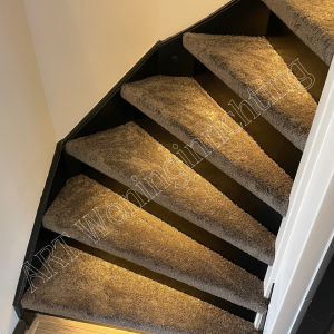 Trap bekleden met tapijt en verlichting - ART Woninginrichting