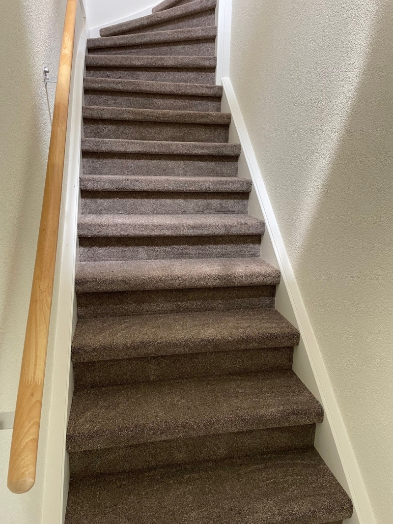 Trap bekleden met tapijt in Benthuizen