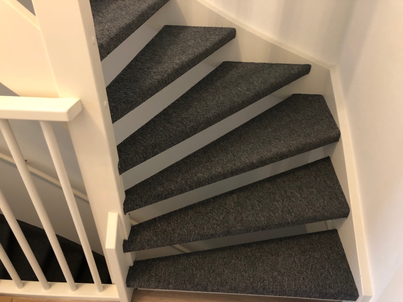 Trap bekleden met tapijt in Delft