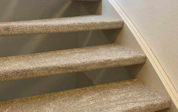 Trap bekleden met tapijt in Schiedam