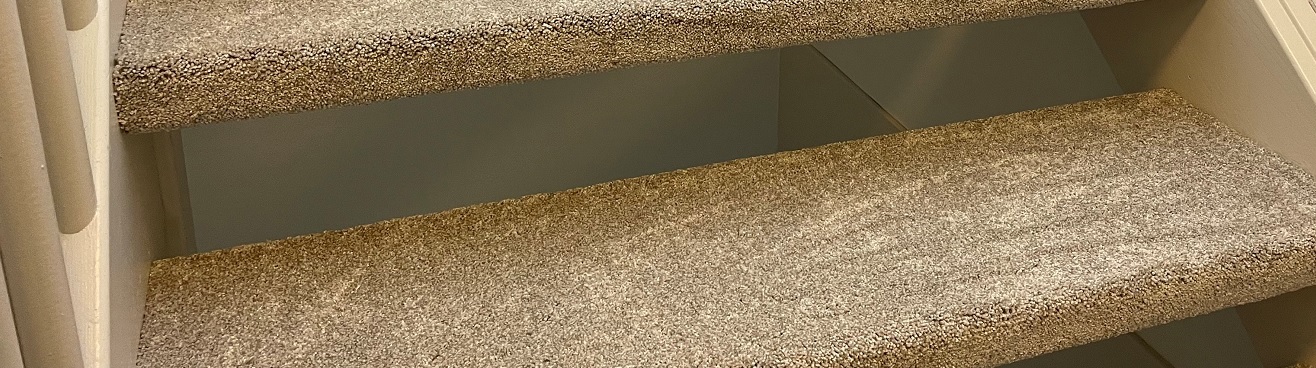 Trap bekleden - trap stofferen - tapijt op trap - tapijt op trap leggen