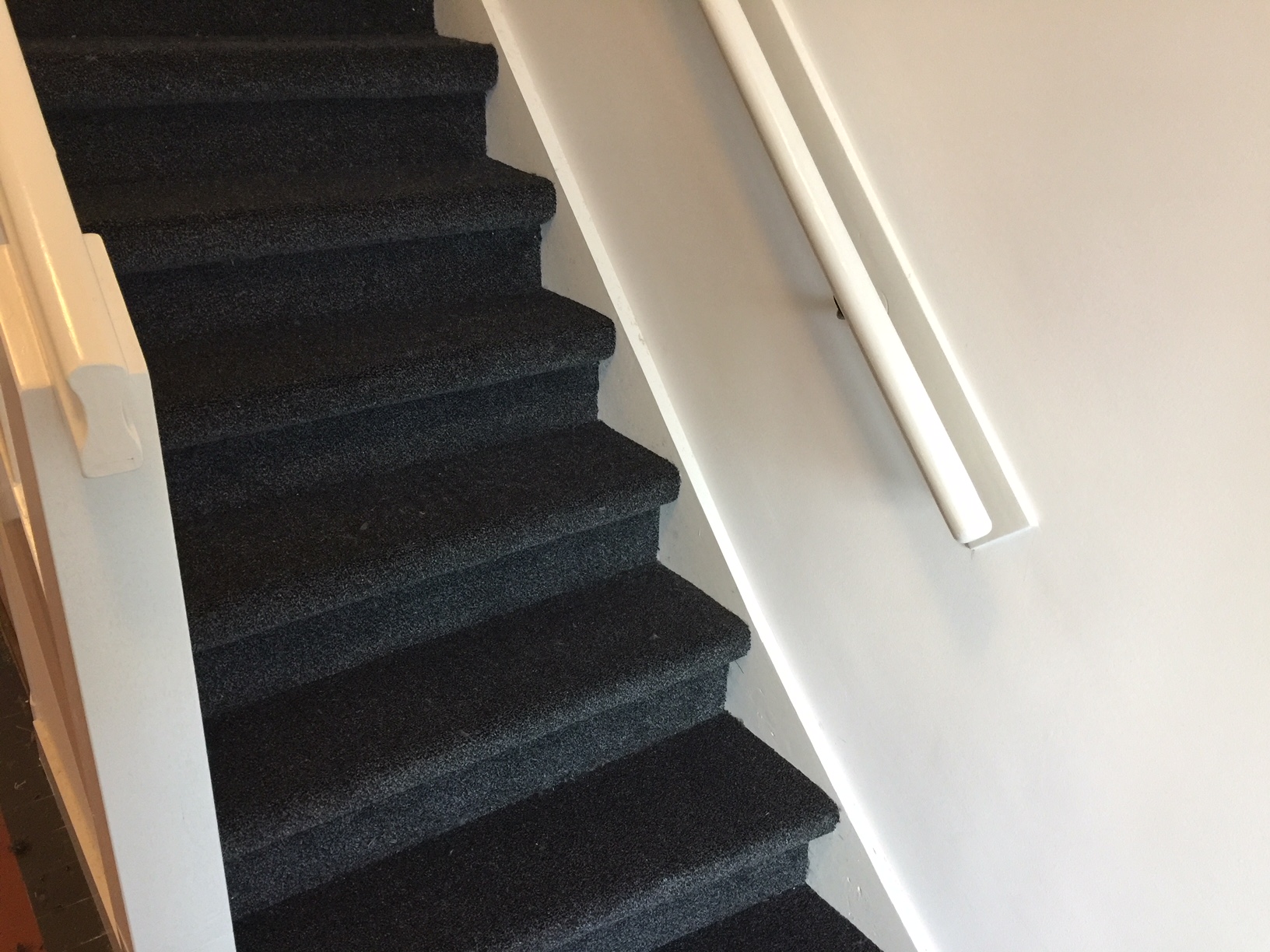 Trap opnieuw bekleden met tapijt na het verwijderen van oud tapijt - ART Woninginrichting